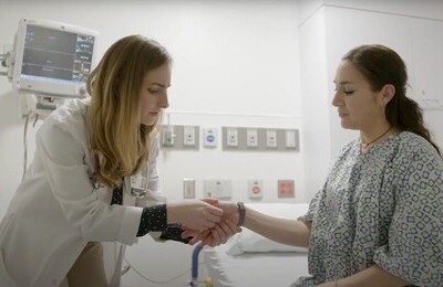 Кодирование Аквилонг в Зеленокумске Врач держит пациентку за руку