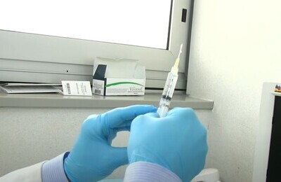 Проведение кодирования Вивитролом в Зеленокумске Шприц с Вивитролом в руках у врача